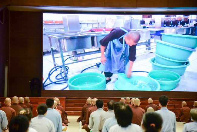 Taking comments to complete recording visual images in the rain season retreat